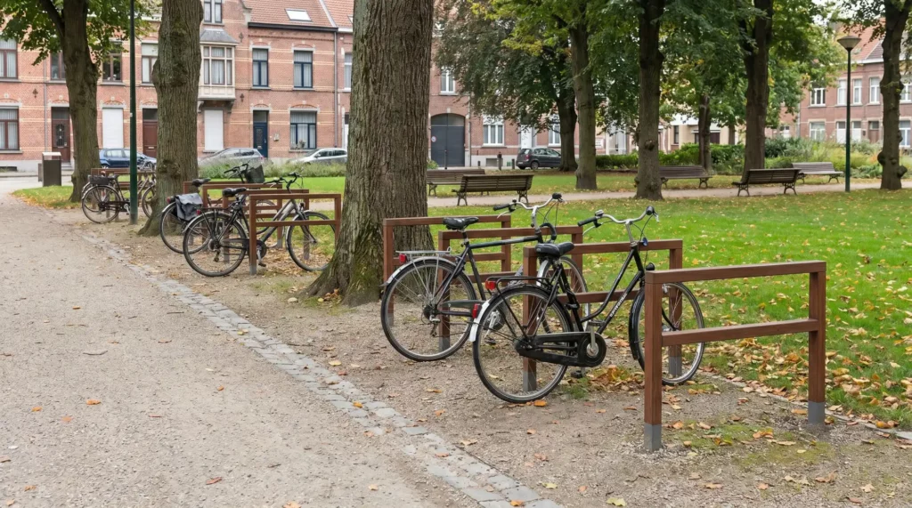 Fietsenrek met fietsen in een park