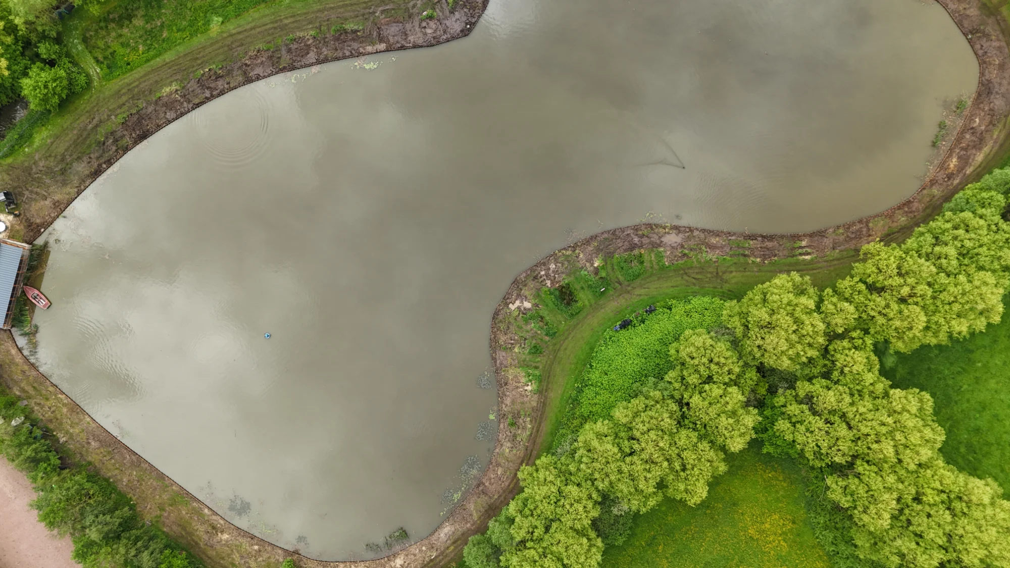 Luchtfoto van vijver met oevers van groen