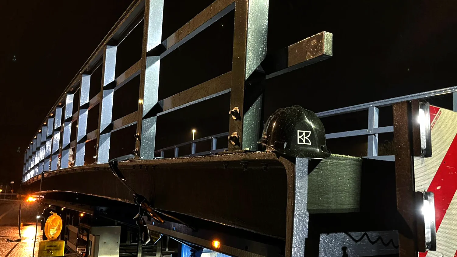 Stalen brugconstructie tijdens transport op een trailer
