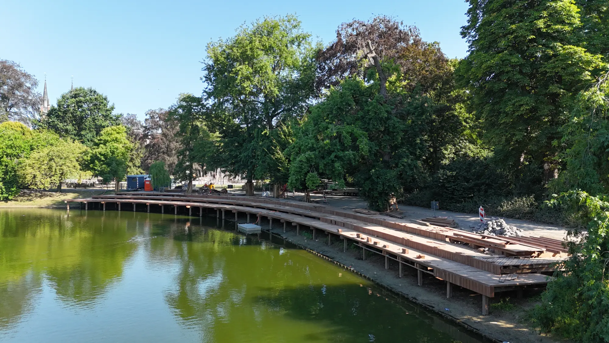 Nieuwe houten promenade aan Antwerpse stadsparkvijver