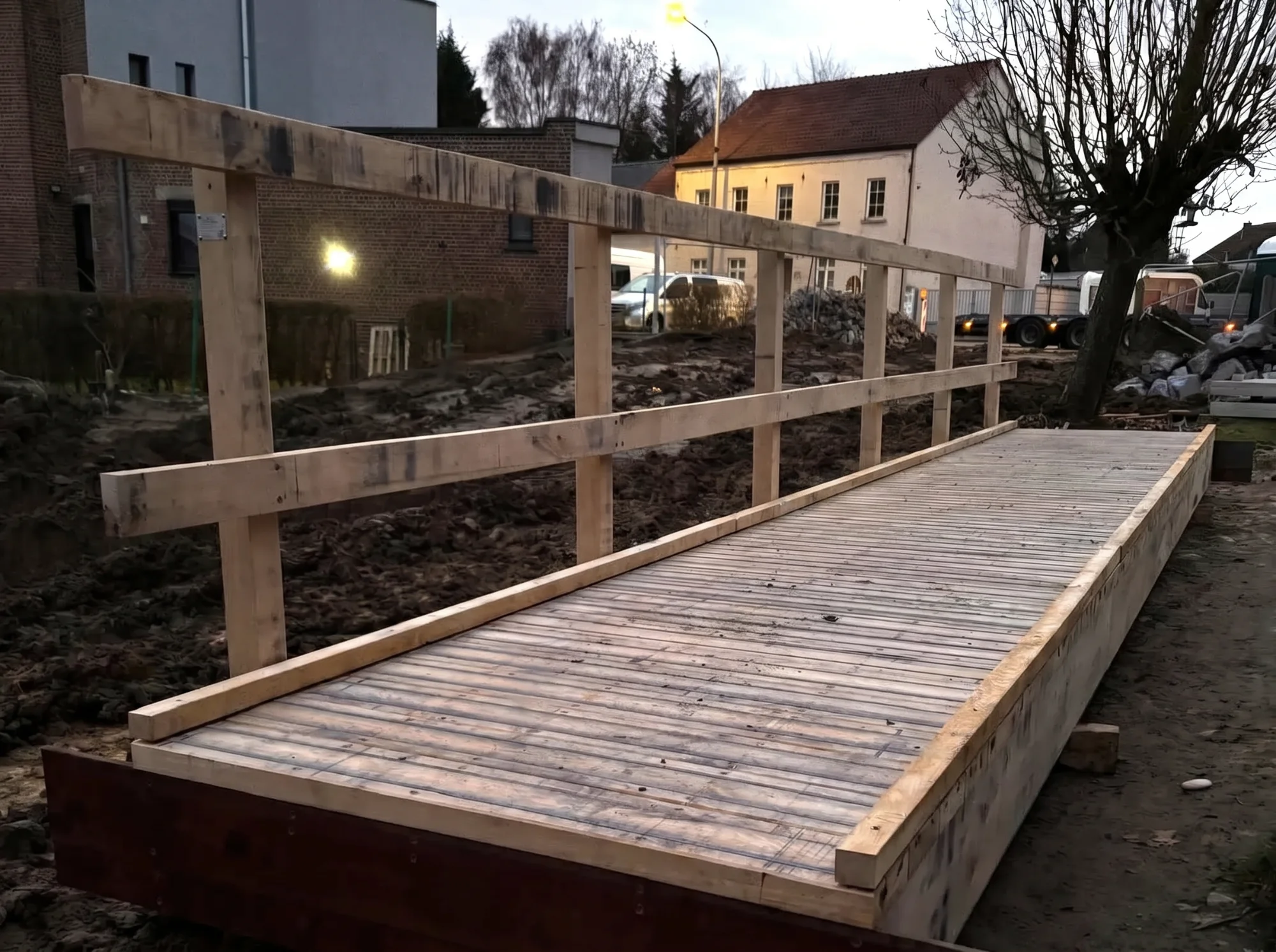 Nieuwe houten brug over Moergracht