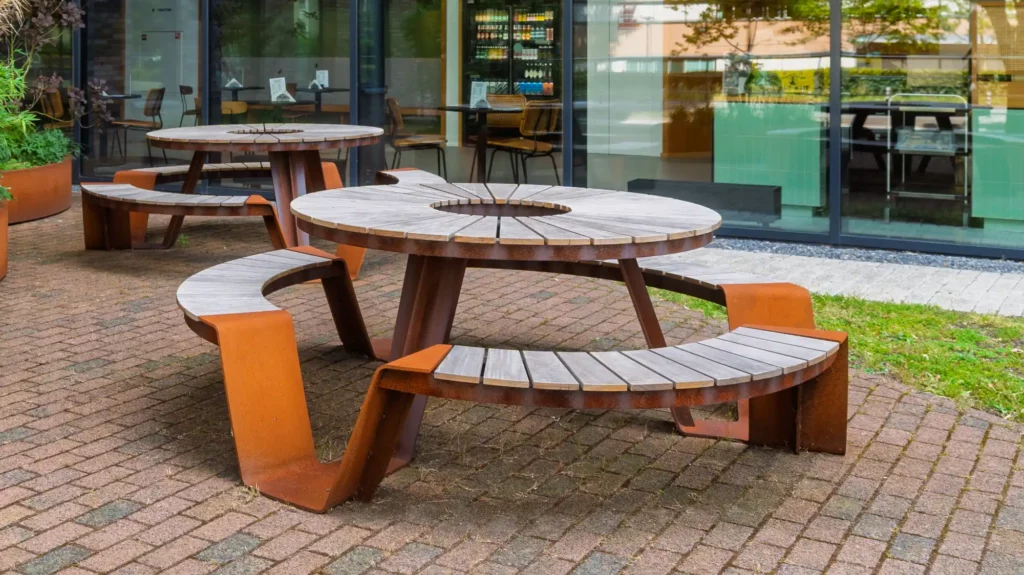 Rond straatmeubilair met houten zitbanken