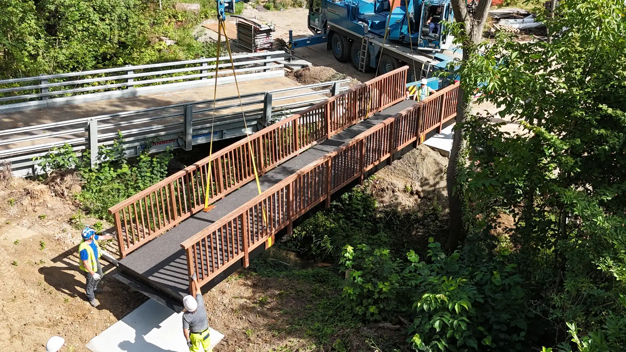 Fietsbrug geplaatst door kraan